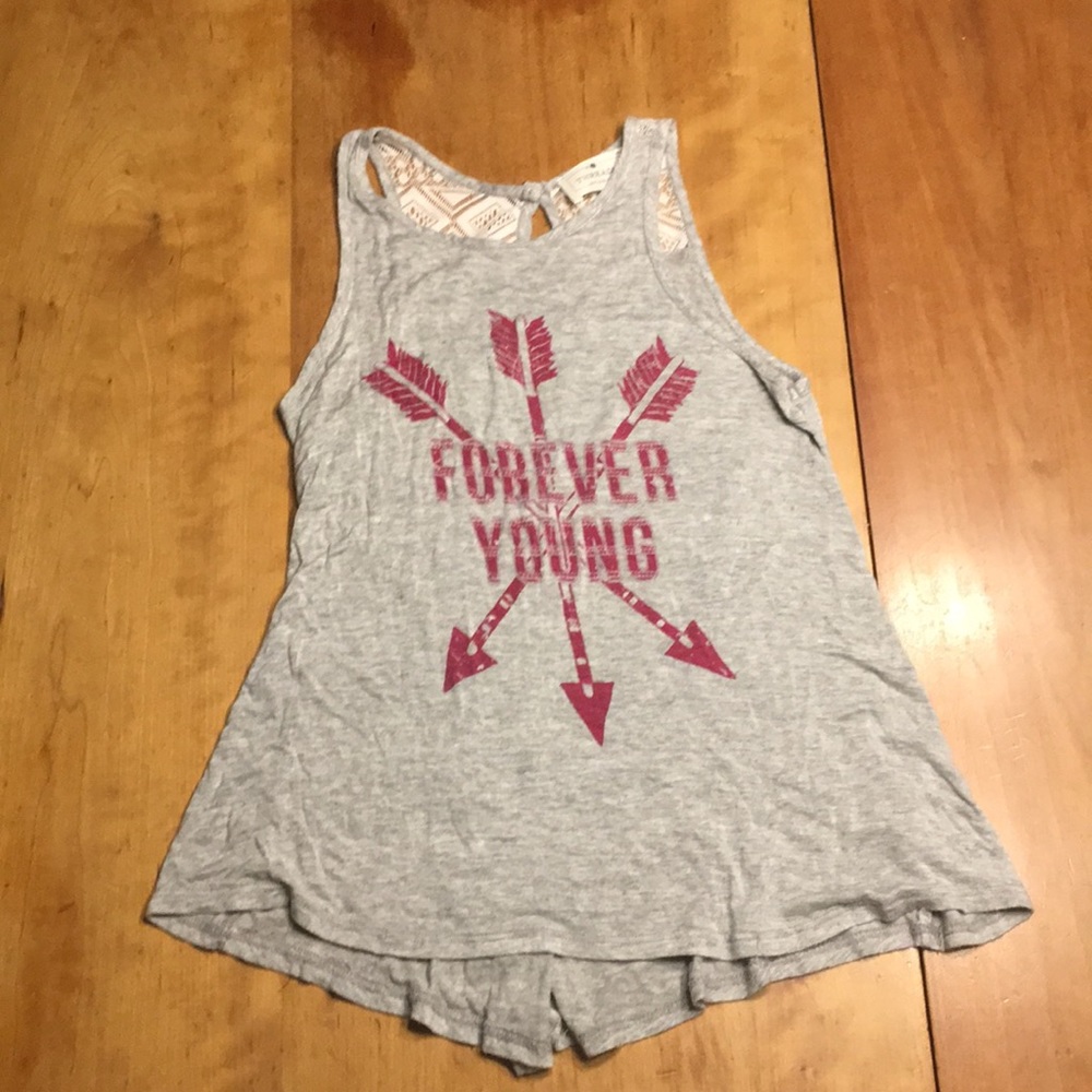 Adorable loose-fitting top!
